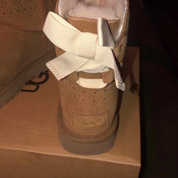 Authentic uggs size 7 - Picture 2 of 6